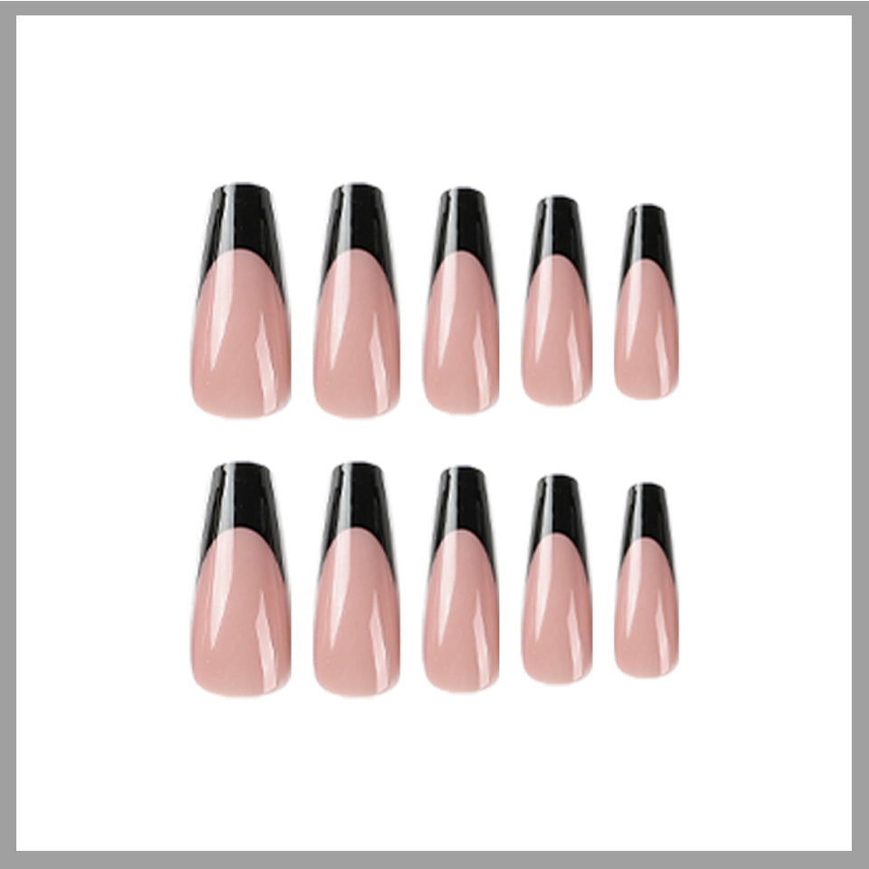 The Black Powder Queen wore finished nail art, fake nails, nail patches, and detachable nail pieces