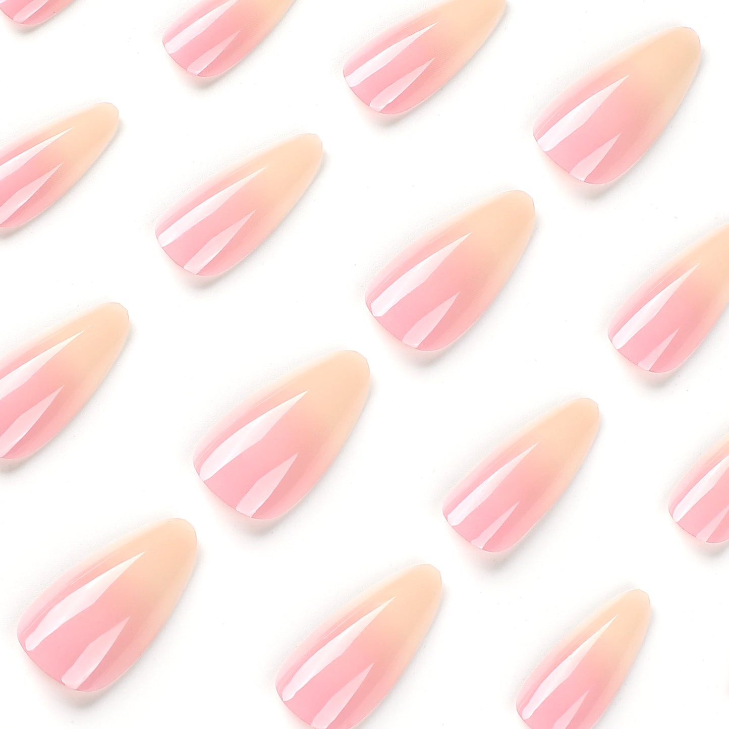 New nude three-dimensional shell wearable nail pieces are selling well. Almond-shaped nail art and French nail patches are wearable
