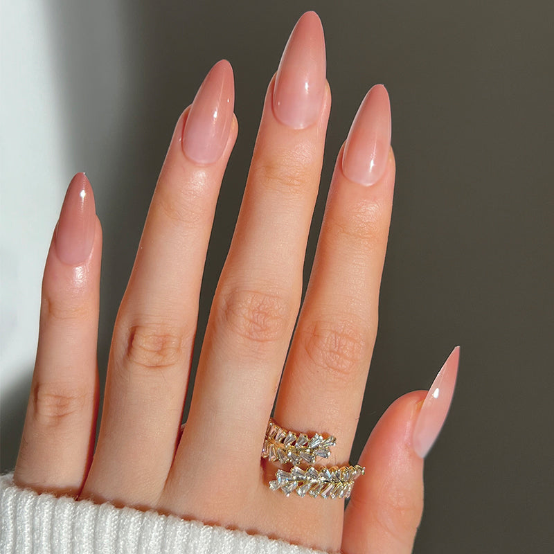 The wearable nail is a pure handcrafted manicure that makes the skin look fair and high-end. It features detachable false nail patches and finished nail pieces