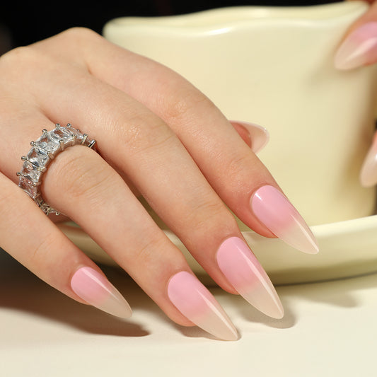 New nude three-dimensional shell wearable nail pieces are selling well. Almond-shaped nail art and French nail patches are wearable